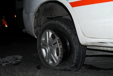 Lốp trước bị xe toạc dẫn đến sự cố trên