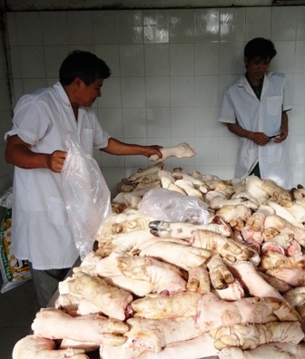 Gần 2 tấn thịt không rõ nguồn gốc bị thu giữ đem thiêu hủy