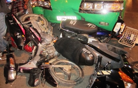 Những chiếc xe máy nằm ngổn ngang dưới đầu xe buýt