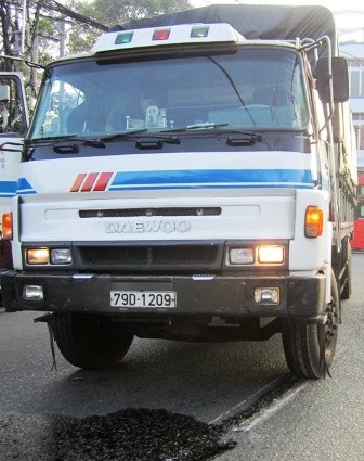 Chiếc xe tải liên quan đến vụ va quẹt khiến một phụ nữ thiệt mạng