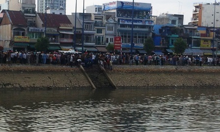 Hàng trăm người dõi theo quá trình vớt xác người dưới kênh Tàu Hũ