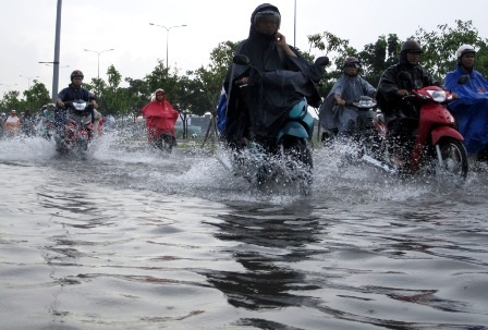 Cơn mưa lớn sáng 11/9 khiến đại lộ Võ Văn Kiệt ngập nặng