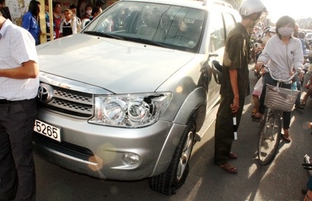 Chiếc xe bị người dân chặn lại