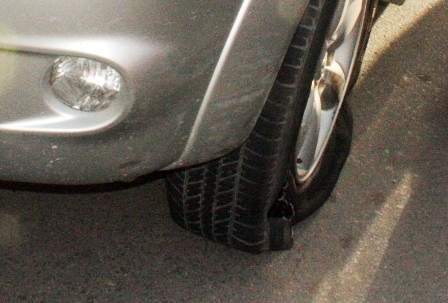 Sau vụ va chạm bánh trước chiếc xe bị nổ nhưng tài xế vẫn cố tình bỏ chạy