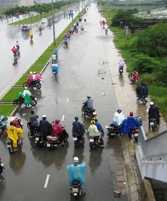 Cơn mưa lớn sáng 11/9 khiến đại lộ Võ Văn Kiệt ngập nặng