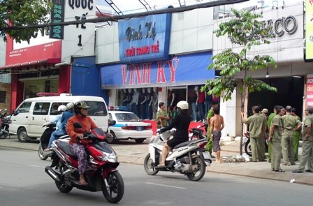 Cơ quan CSĐT khám nghiệm hiện trường vụ truy sát trước quán bar