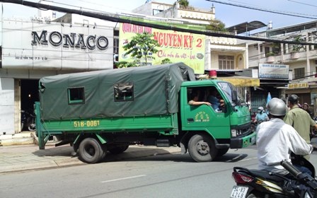 Xe chuyên dụng được điều đến chuyển số xe máy liên quan đến vụ án về trụ sở