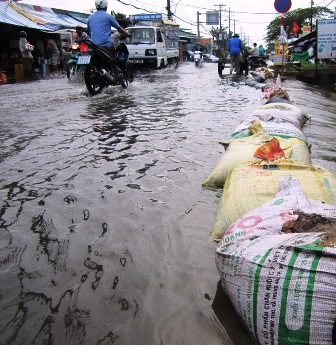 Đập ngăn nước giữa thành phố