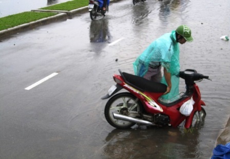 Một chiếc xe sập bẫy miệng cống mất nắp