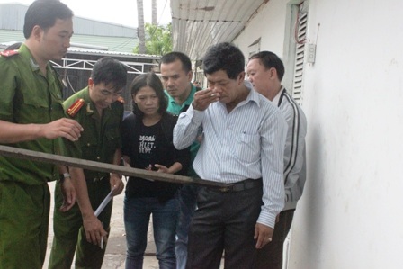 Tổ liên ngành khui các bồn xăng để lấy mẫu.