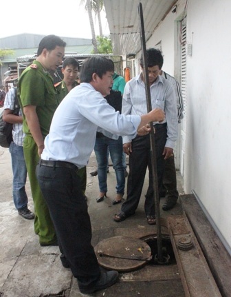 Tổ liên ngành khui các bồn xăng để lấy mẫu.