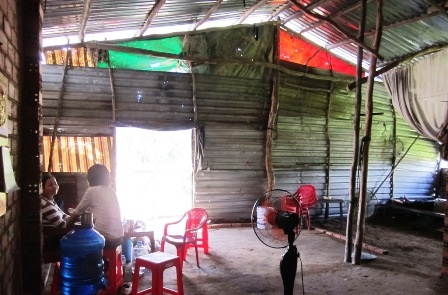 Căn nhà tạm bợ của gai đình Tri