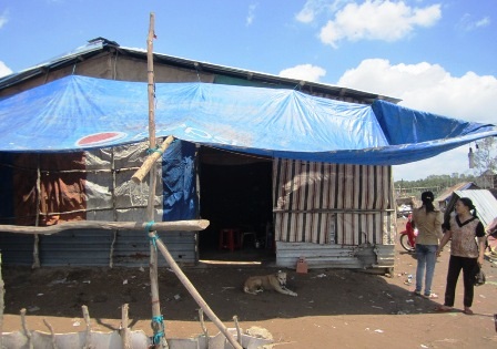 Căn nhà tạm bợ của gai đình Tri