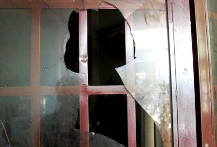 Cánh cửa nhà ông Trí bị bọn côn đồ đập bể