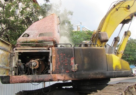 Chiếc máy múc đất bốc cháy khi đang thi công
