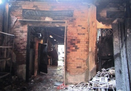 Xưởng gỗ bị cháy rụi lúc sáng sớm