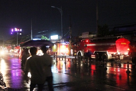 Xe cứu hỏa được điều động đến hiện trường vụ cháy tại công ty may mặc King Star