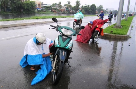 Nhiều phương tiện gặp khó khăn do mưa ngập