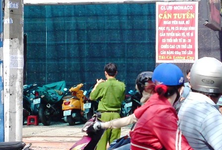 Công an khám nghiệm hiện trường vụ án mạng