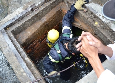 Lực lượng cứu hộ chui xuống cống truy tìm tên cướp