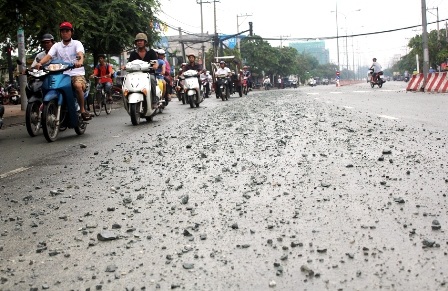 Các phương tiện gặp nhiều khó khăn khi lưu thông qua đây