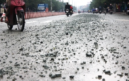 Đá dăm rải kín mặt đường