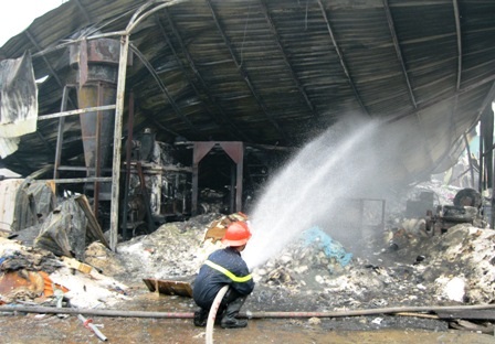 Lực lượng cứu hỏa dập tắt nhưng tàn lửa cuối cùng