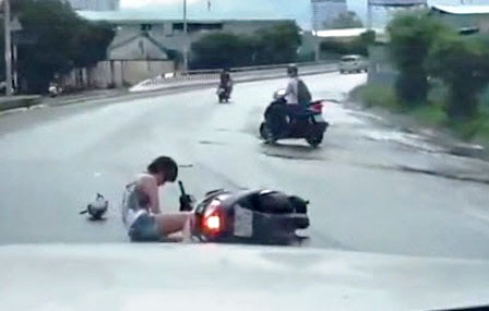 Nạn nhân bị ngã đập đầu xuống đường, ngay trước đầu xe ô tô - Ảnh chụp từ clip