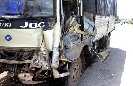 Đầu xe tải móp méo sau sự cố giao thông