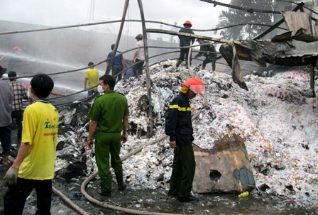 Lực lượng cứu hỏa dập tắt nhưng tàn lửa cuối cùng