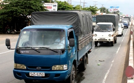 Các phương tiện ùn lại trên quốc lộ 1A hướng về Thủ Đức