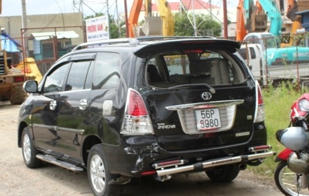 Chiếc xe 7 chỗ hư hỏng sau vụ tai nạn liên hoàn do xe bồn mất phanh