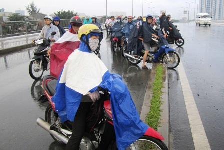 Nhiều phương tiện gặp khó khăn do mưa ngập