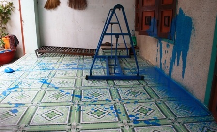 Phía trước nhà bà Hồng bị tạt đầy sơn