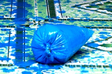 Một quả “bom” sơn bỏ lại trước nhà bà Hồng