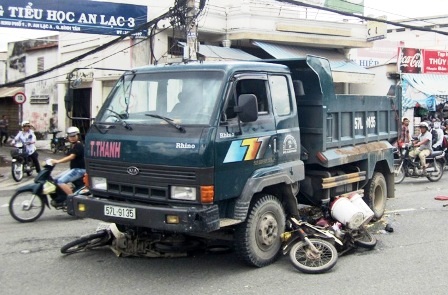 Hiện trường vụ tai nạn khiến một thiếu nữ nguy kịch