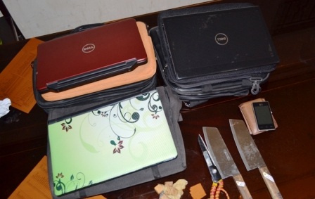 Dao, kéo và tang vật vụ án được công an thu giữ