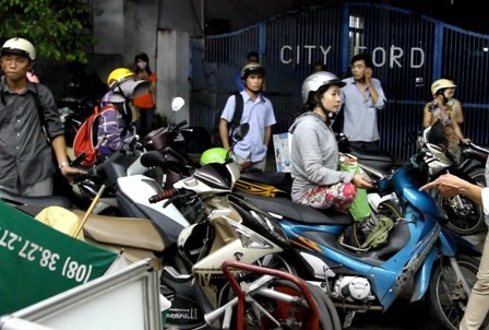 Hàng trăm phương tiện phải “dắt bộ” do dính xăng bẩn - 5 Đến 19h tối 26/9 có thêm nhiều người dân dắt xe đến cây xăng Lan Anh