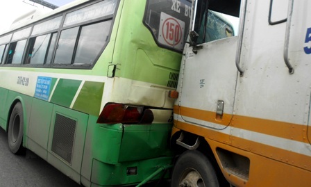 Hiện trường vụ xe đầu kéo “hôn” đuôi xe buýt