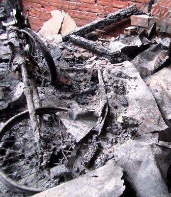 Hai chiếc xe máy bị thiêu trơ khung