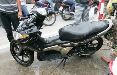 Lao xe xuống cống sâu 4m, một người “suýt” chết - 4 Gần 10 giờ ngâm dưới nước, chiếc tay ga đã được kéo lên