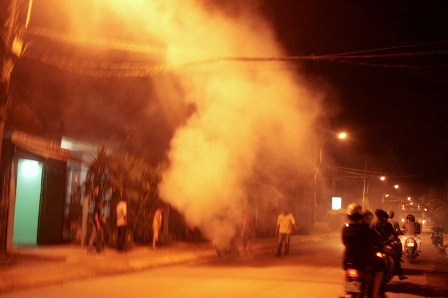 Khói ngùn ngụt bốc lên từ chiếc xe máy chở 3 mẹ con