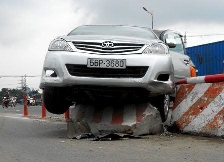 Chiếc xe du lịch leo hẳn lên dải phân cách