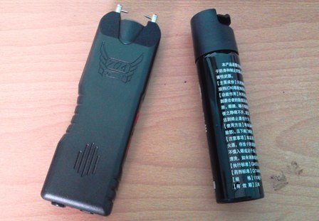 Các băng cướp đêm thường sử dụng roi điện, bình xịt hơi cay đi gây án