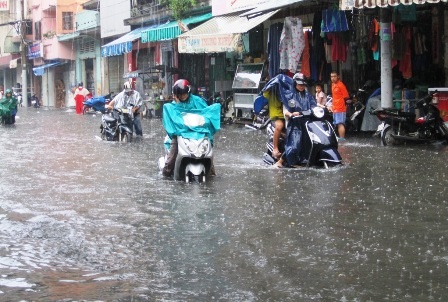 Mưa gây ngập nặng trên đường Trần Hưng Đạo (quận 5).