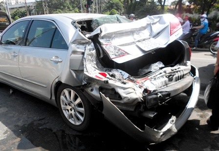 “Xế hộp” bạc tỷ hư hỏng nặng sau vụ va chạm giao thông