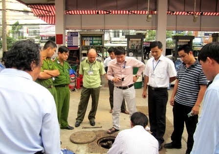 Sở Khoa học công nghệ cùng các đơn vị chức năng tại địa phương tiến hành kiểm tra các bồn chứa xăng