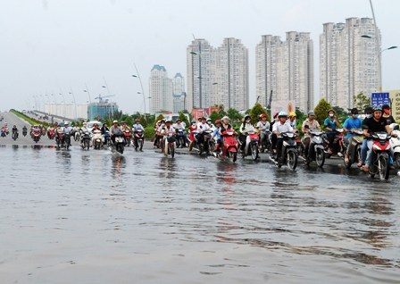 Triều cường tấn công đến chân cầu Thủ Thiêm