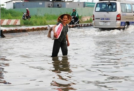 Người dân bì bõm trong nước
