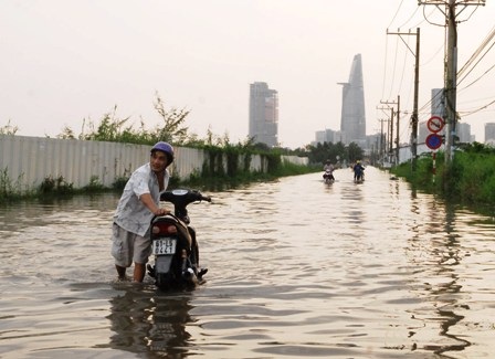 Nước ngập tại đường Lương Định Của (quận 2)